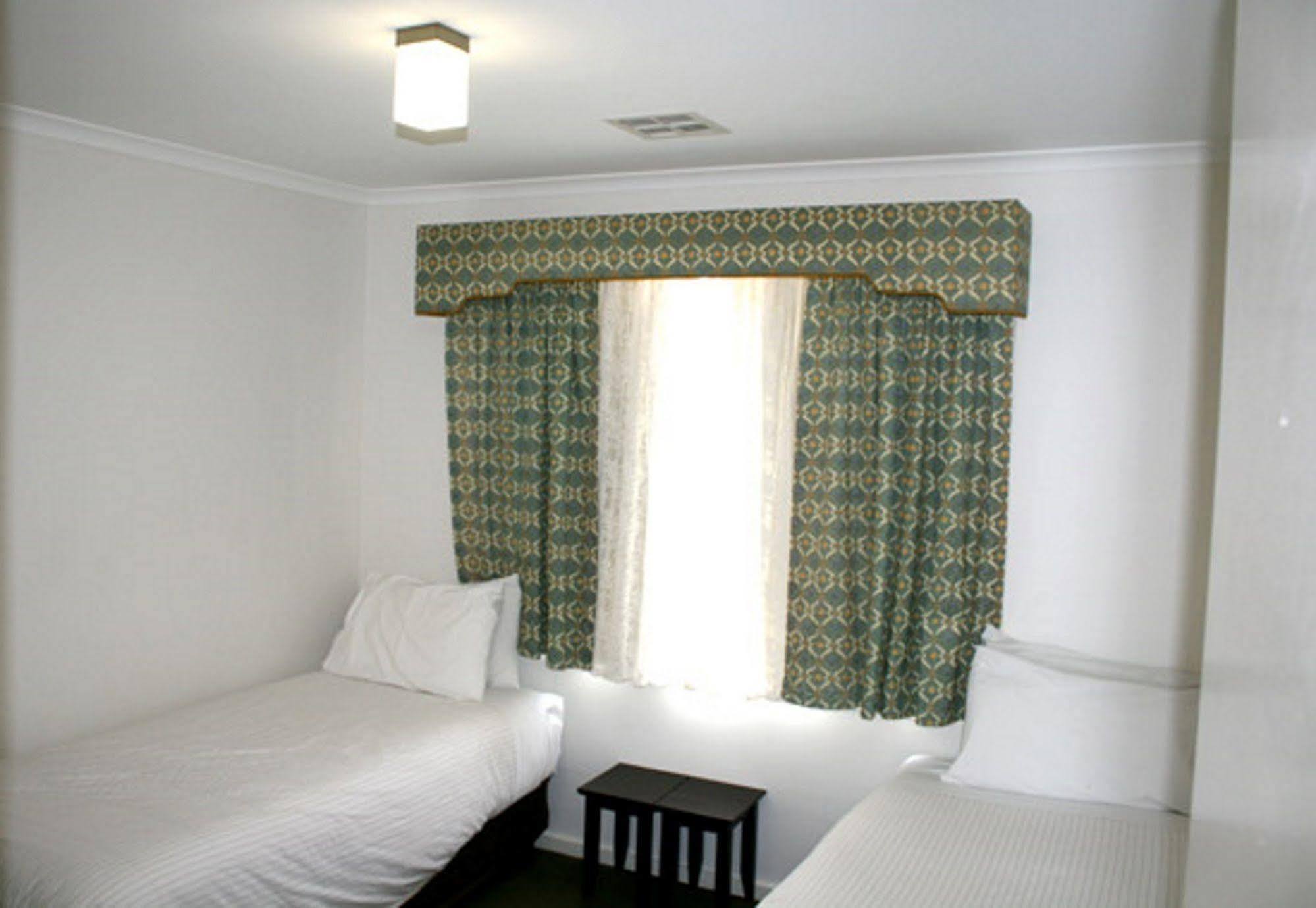 Grand Manor Motor Inn Queanbeyan Exterior foto